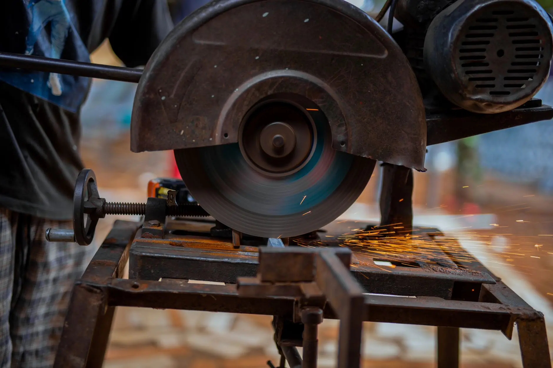 控制柜在工厂自动化产线中的常见应用与选型建议